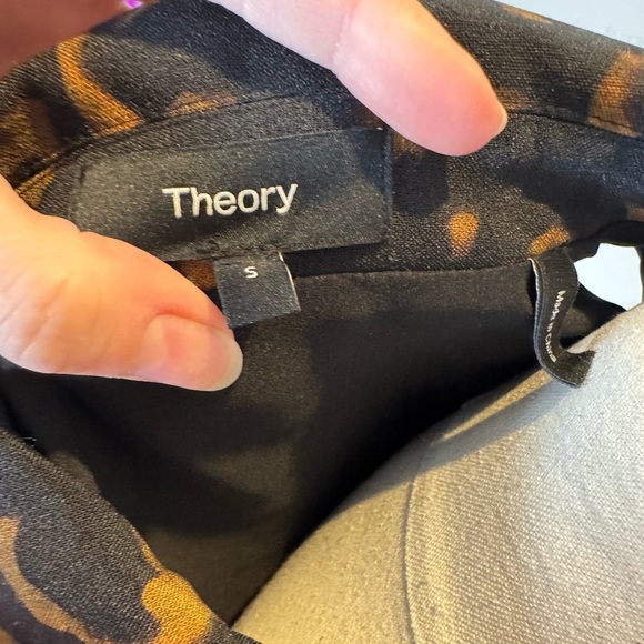 Theory Cropped Sleeveless Polo in Tortoiseshell Printed Crepe - Picture 5 of 6